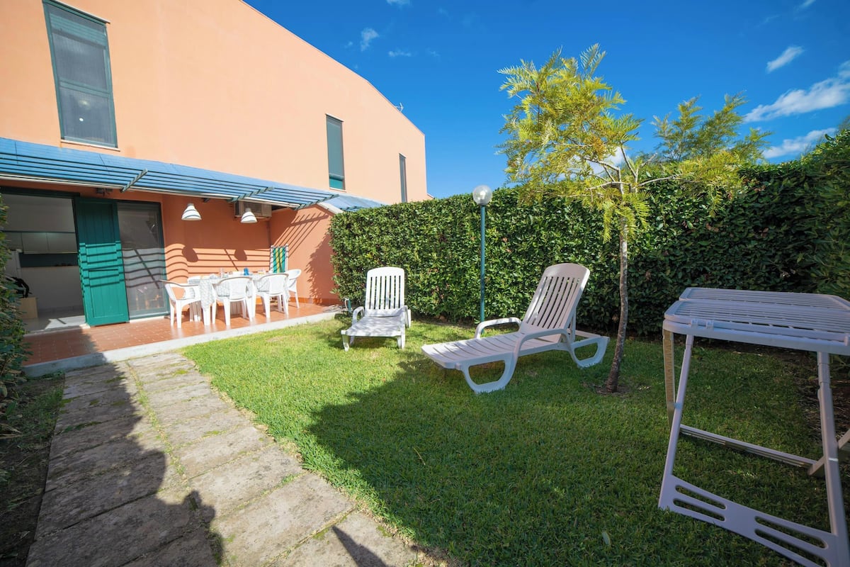 Family Villa, Multiple Bedrooms, 2 Bathrooms, Sea Facing (Villa 2 Sunset with Pool onSeashore) | Outdoor dining