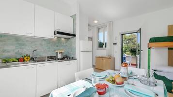 Apartamento família, vários quartos, de frente para o mar (Le Onde Apartment 2 with Pool n.115/a) | Cozinha privada | Geladeira, cooktop, lava-louças, cafeteira/chaleira