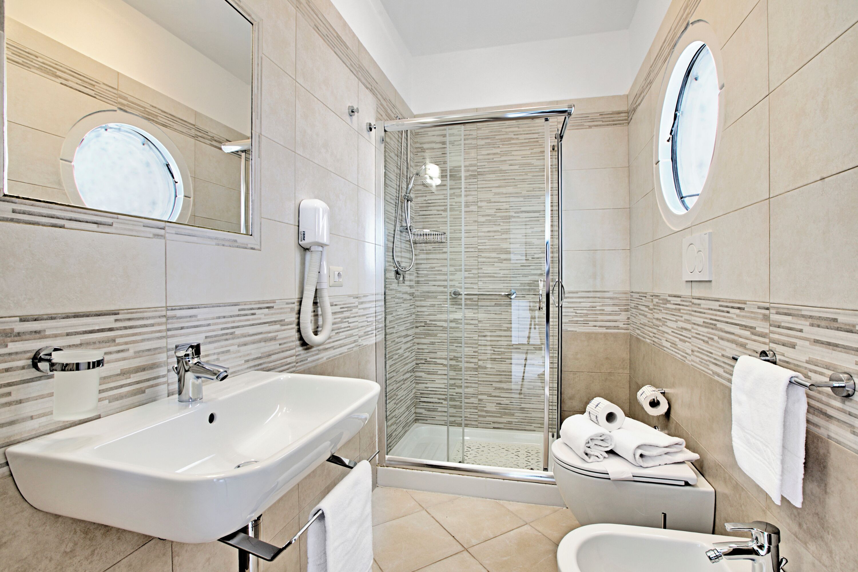 Căn hộ dành cho gia đình, nhiều phòng ngủ, đối diện biển (Le Onde Apartment 4 with Pool n.114/b) | Phòng tắm | Buồng tắm vòi sen, chậu vệ sinh/vòi rửa, khăn tắm, xà phòng 