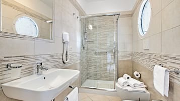 Appartamento familiare, camere multiple, fronte mare (Le Onde Apartment 4 with Pool n.114/b) | Bagno | Doccia, bidet, asciugamani, sapone