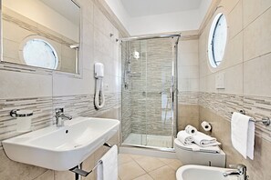 Apartament familiar, diversos dormitoris, orientació mar (Le Onde Apartment 4 with Pool n.114/b) | Bany | Dutxa, bidet, tovalloles i sabó 