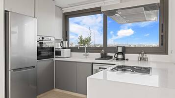 Frigorífico, microondas, horno y placa de cocina