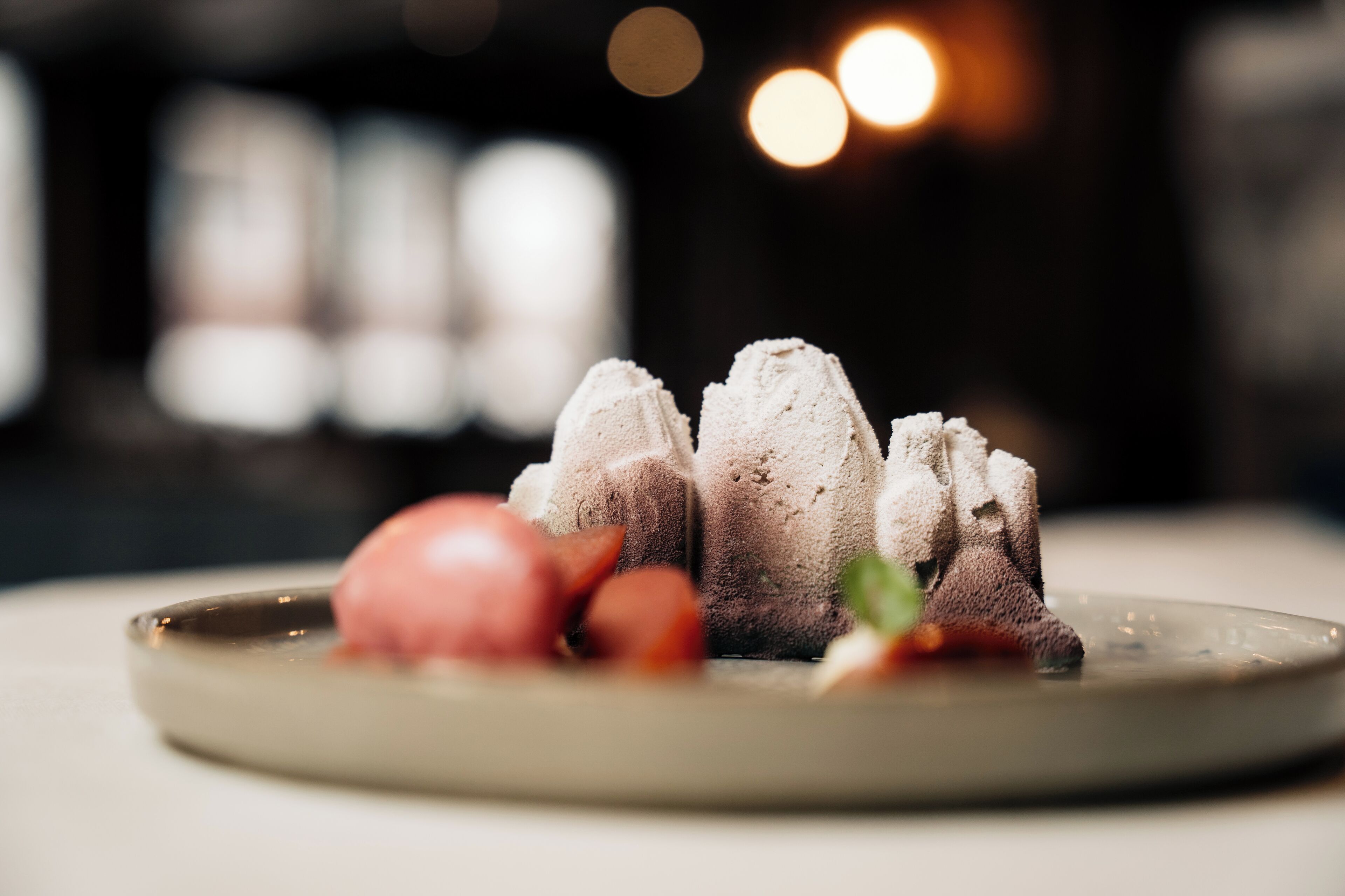 Ein Dessertteller mit Eiswaffeln und Obstbeilage.