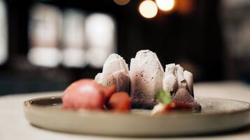 Ein Dessertteller mit Eiswaffeln und Obstbeilage.