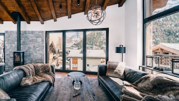 Luxury Penthouse, Mountain View (private Sauna) | 4 bedrooms, premium bedding, free WiFi, bed sheets