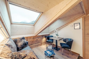Deluxe Studio, Mountain View | Living area | 65-inch Smart TV with cable channels - Navigare Resorts (Saas-Fee)