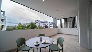 Leilighet, 2 soverom, tekjøkken, hageutsikt | Terrasse/patio