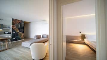 Apartamento, 2 quartos, vista para o jardim | Área de estar | TV de tela plana 43 polegadas com canais digitais, pisos aquecidos