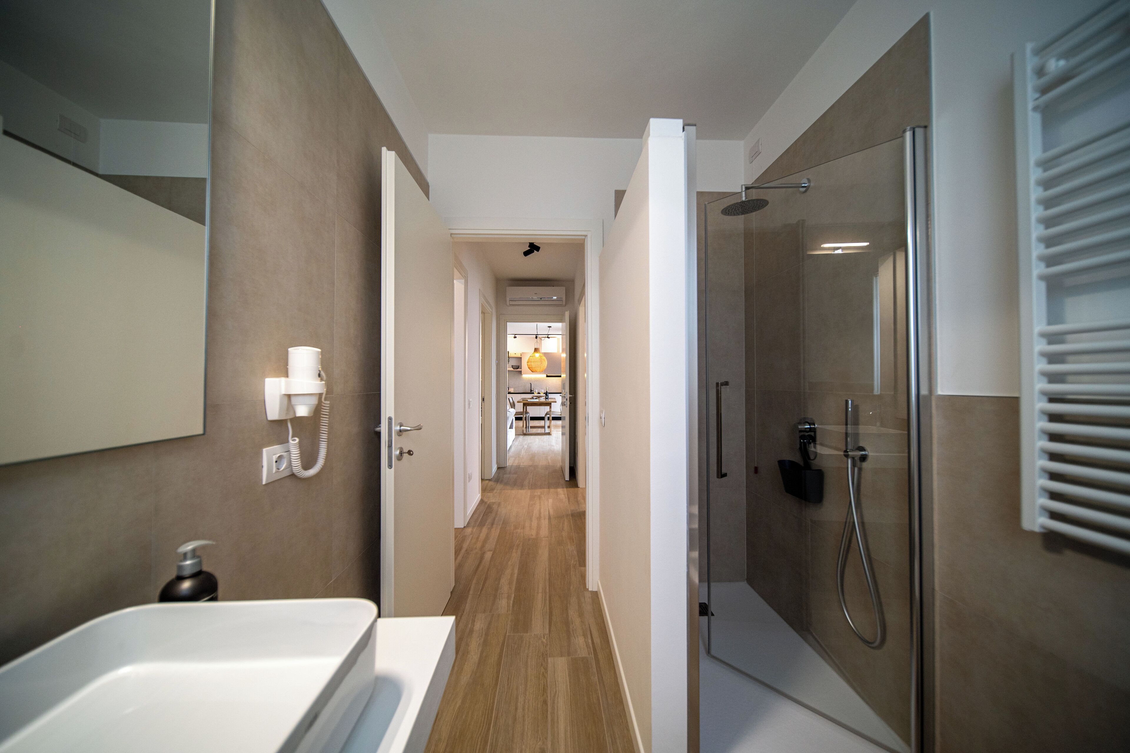 Une salle de bain moderne équipée d’une baignoire, d’une douche et de toilettes.