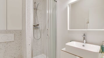 Shower, hair dryer, towels, shampoo