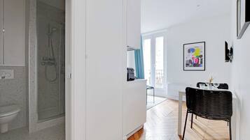 Douche, sĂšche-cheveux, serviettes fournies, shampoing