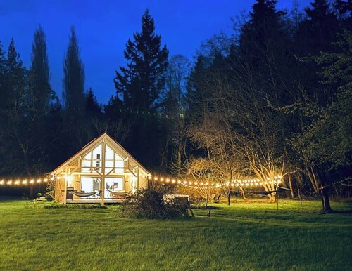 2.5 Whidbey Island Acres: Hot Tub, Trails, Game & Cinema Studio, Chef’s Kitchen