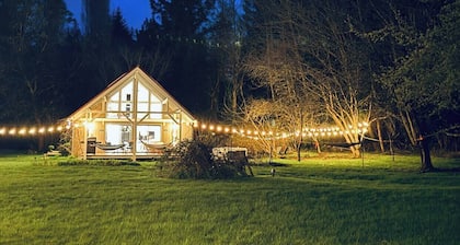 2.5 Whidbey Island Acres: Hot Tub, Trails, Game & Cinema Studio, Chef’s Kitchen