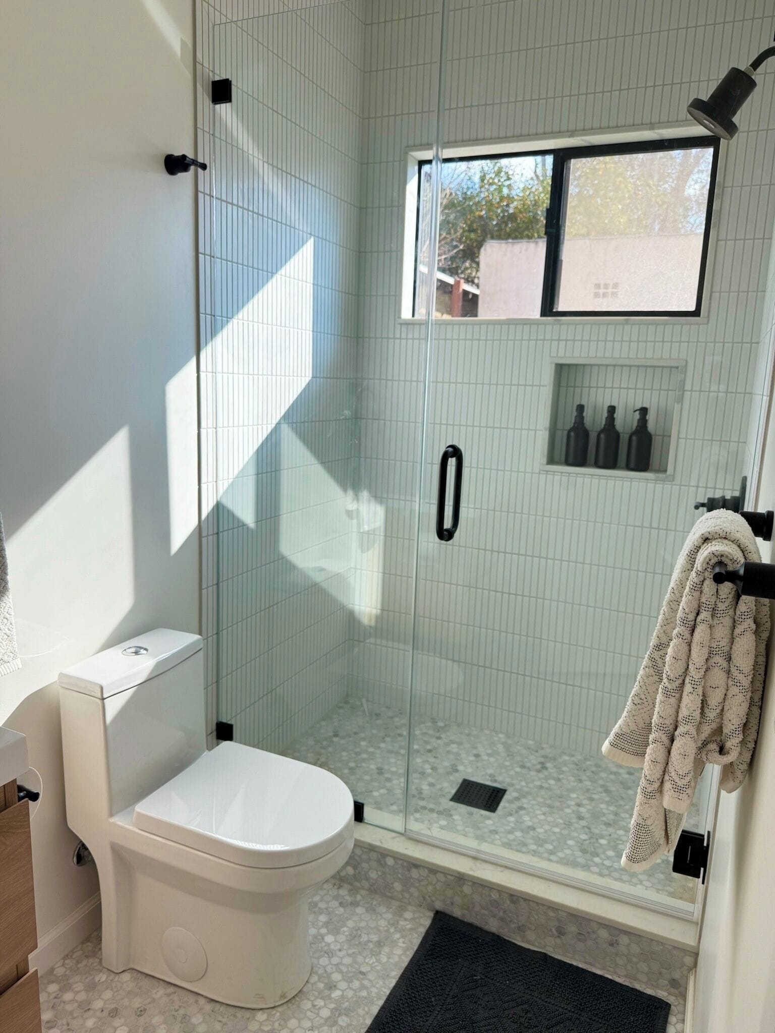 Dusche, umweltfreundliche Kosmetikartikel, Haartrockner, Handtücher