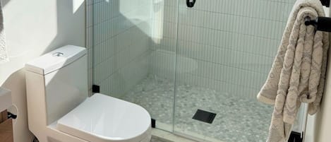 Dusche, umweltfreundliche Kosmetikartikel, Haartrockner, Handtücher