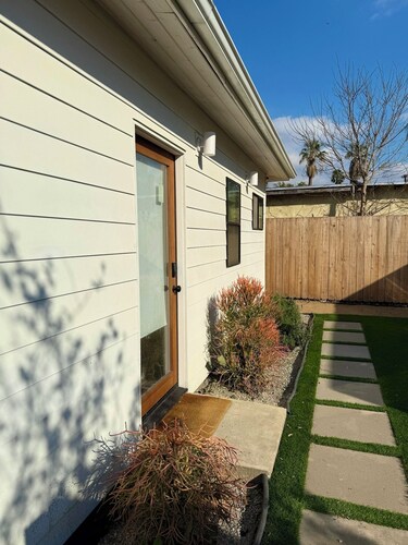 Private Retreat Eco-friendly Studio w/free parking