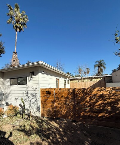 Private Retreat Eco-friendly Studio w/free parking