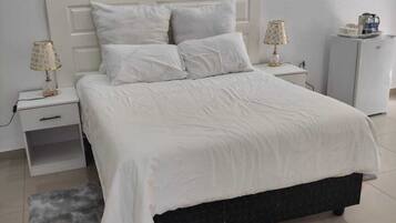 Phòng đôi Deluxe, sân hiên, quang cảnh vườn | Phòng tắm | Đồ dùng nhà tắm miễn phí, khăn tắm, xà phòng, dầu gội