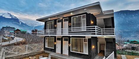 المنشأة من الخارج