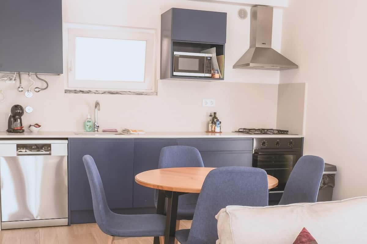 Apartment, 2 Bedrooms, Private Bathroom, Oceanfront | In-room dining