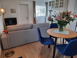 公寓, 2 间卧室, 私人浴室, 海滨 | 起居区 | 43-英寸智能电视（配备有线频道）、Netflix、流媒体服务