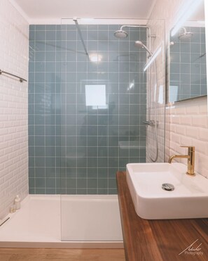 Apartment, 2 Bedrooms, Private Bathroom, Oceanfront | Bathroom - Guesthouse Beach Break (Peniche)