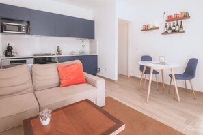Apartment, 1 Bedroom, Private Bathroom, Oceanfront | Private kitchen | Fridge, microwave, oven, stovetop - Guesthouse Beach Break (Peniche)