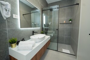 Luxus villa, 4 hálószobával, privát medence | Fürdőszoba | Zuhanyzó, hajszárító, padlófűtés (a fürdőszobában) és törölközők