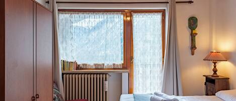 3 slaapkamers, een strijkplank/strijkijzer, beddengoed