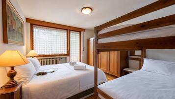 3 bedrooms, iron/ironing board, WiFi, bed sheets