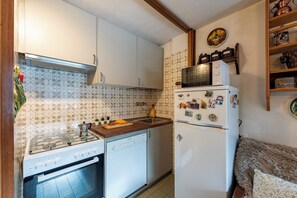 Standard Apartment, Multiple Bedrooms, 2 Bathrooms (Residence Dolonne) | Private kitchen | Fridge, microwave, oven, stovetop - Residence Dolonne (Courmayeur)