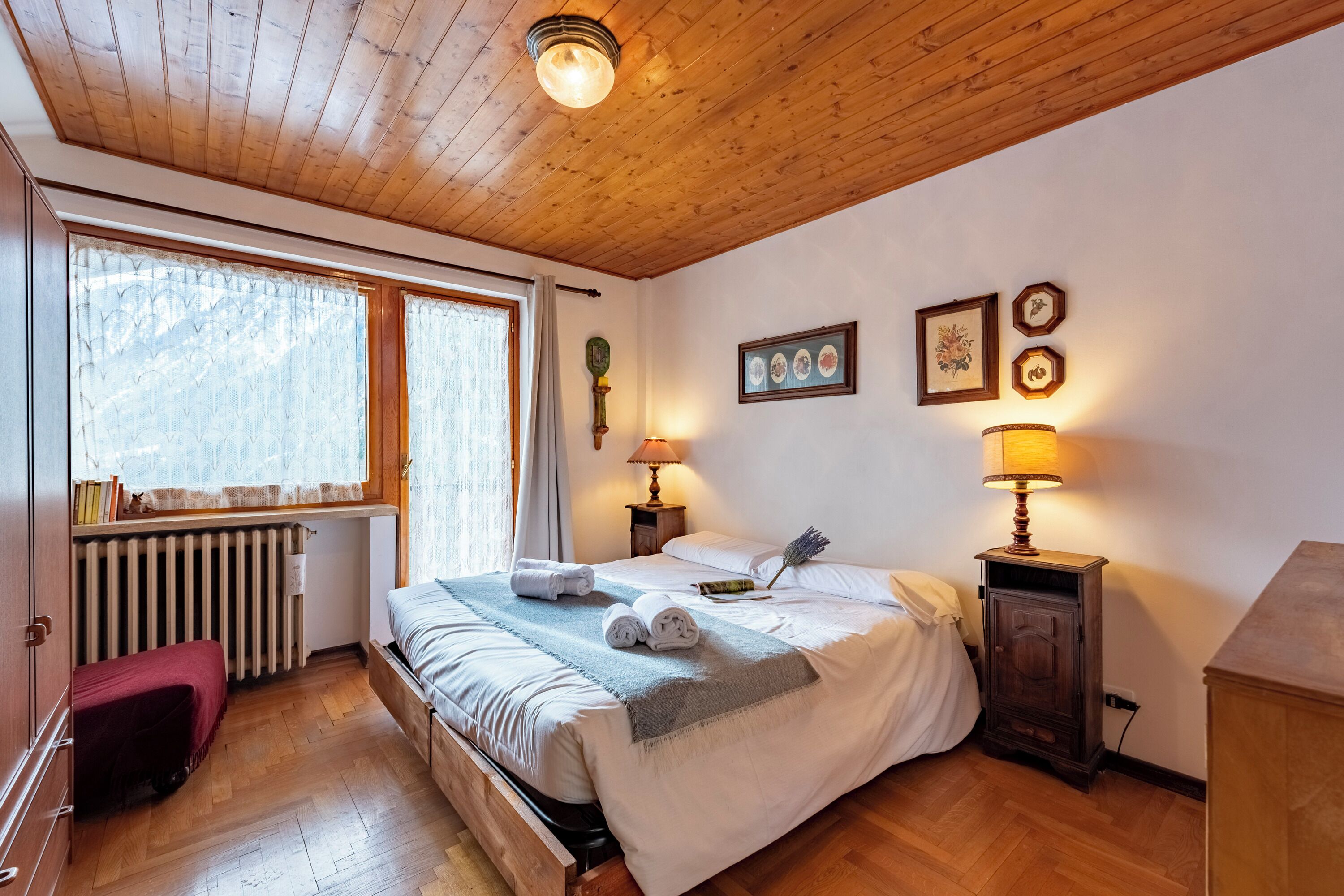 3 habitaciones, tabla de planchar con plancha y ropa de cama 