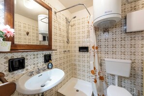 Standard Apartment, Multiple Bedrooms, 2 Bathrooms (Residence Dolonne) | Bathroom | Shower, hair dryer, bidet, towels - Residence Dolonne (Courmayeur)