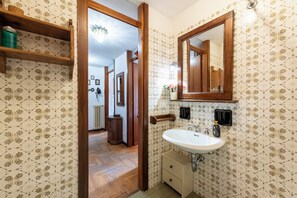 Standard Apartment, Multiple Bedrooms, 2 Bathrooms (Residence Dolonne) | Bathroom | Shower, hair dryer, bidet, towels - Residence Dolonne (Courmayeur)