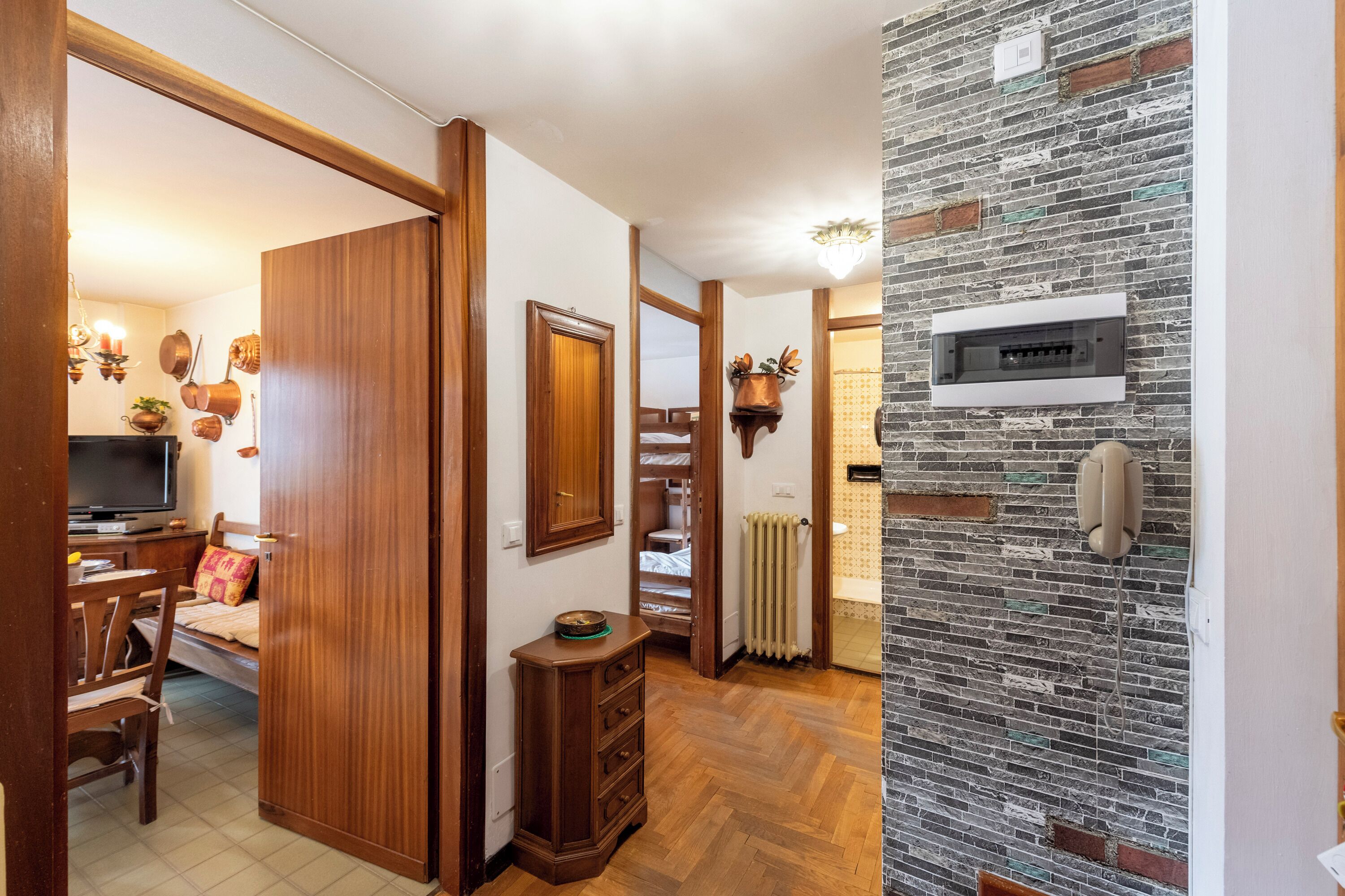 3 개의 침실, 다리미/다리미판, 침대 시트