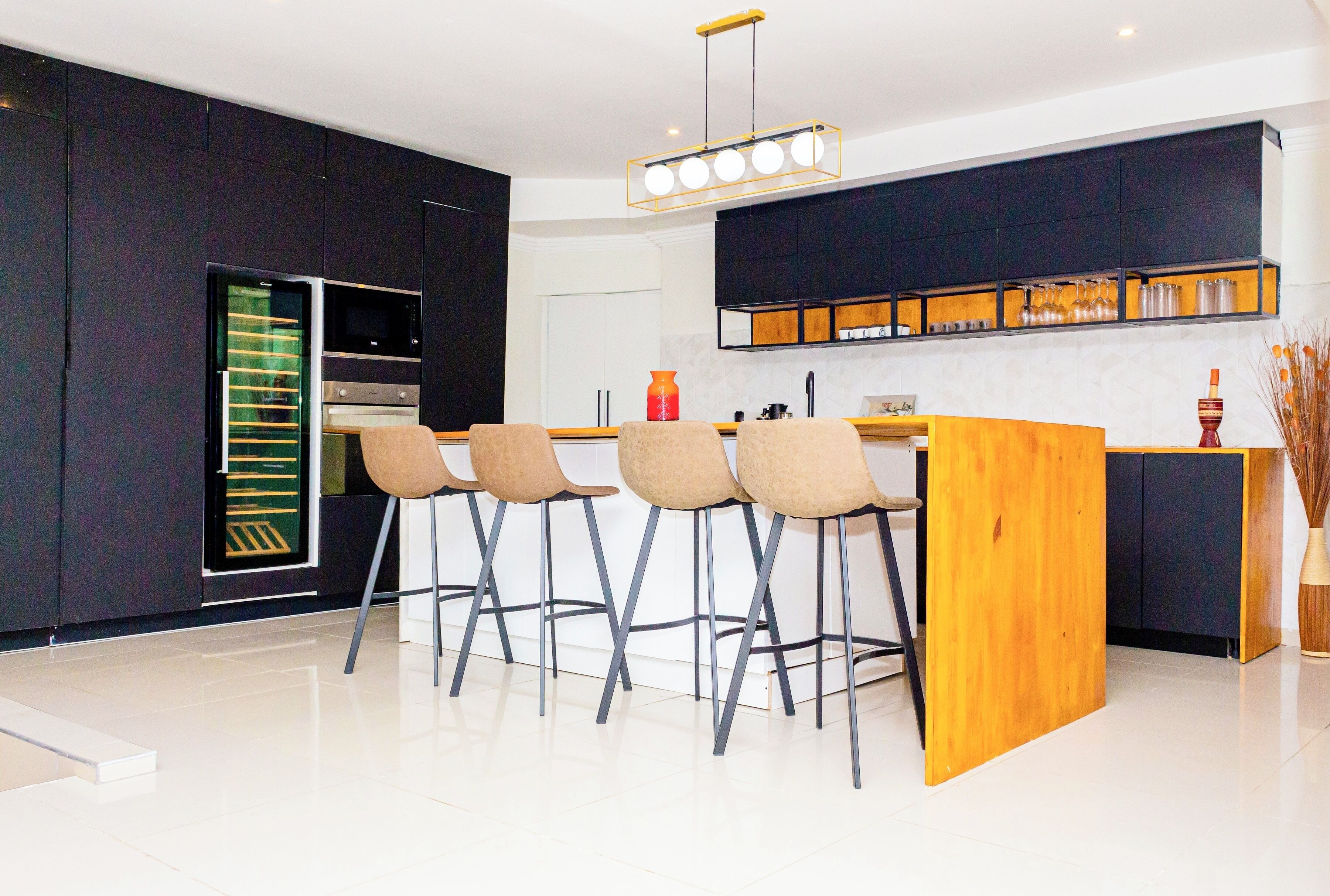 Jääkaappi, mikroaaltouuni, uuni, liesi