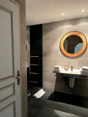 Doppelzimmer, eigenes Bad, Poolblick | Badezimmer