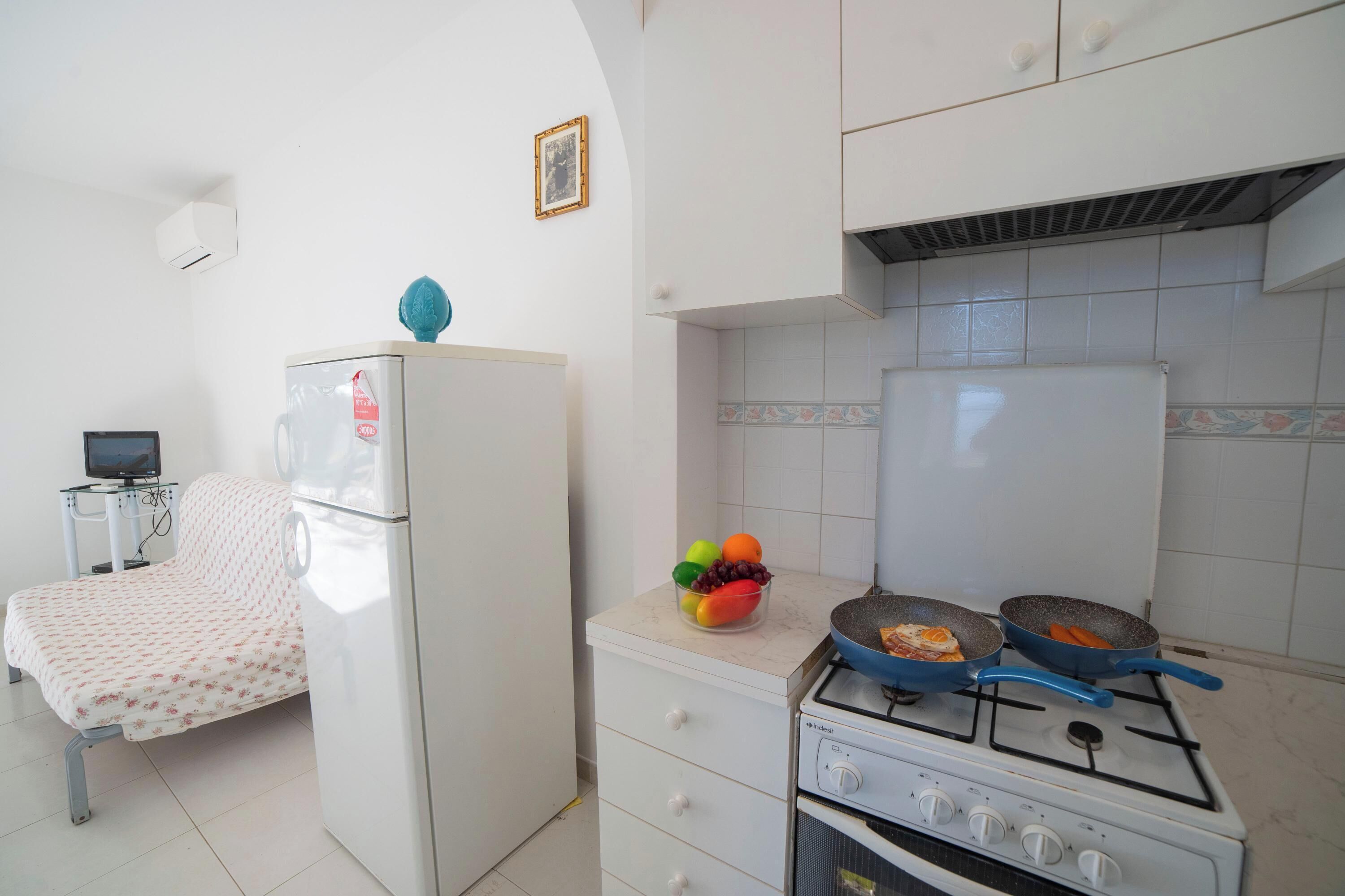 Fridge, oven, stovetop, coffee/tea maker