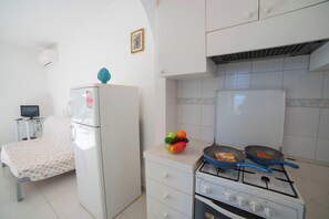 Kühlschrank, Ofen, Herdplatte, Wasserkocher mit Kaffee-/Teezubehör