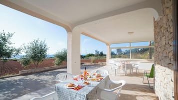 Standard-Apartment, 1 Schlafzimmer, Klimaanlage (La Conchiglia di Torre Vado with Sea) | Speisen im Freien