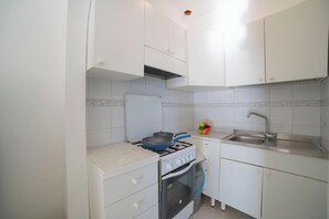 Fridge, oven, stovetop, coffee/tea maker