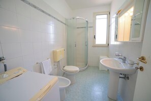 Standard Apartment, Multiple Bedrooms (La Conchiglia di Torre Vado With Sea) | Bathroom | Shower, hair dryer, bidet, towels