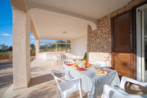 Standard-huoneisto, 1 makuuhuone, ilmastointi (La Conchiglia di Torre Vado with Sea) | Ulkoruokailutilat