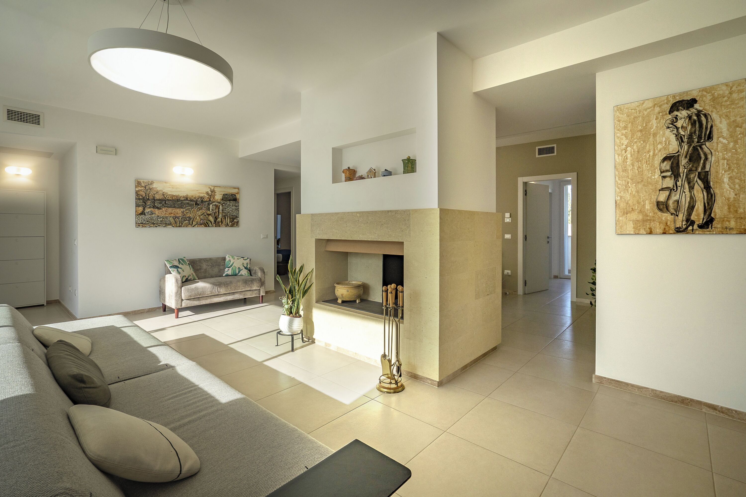 TV de tela plana, lareira