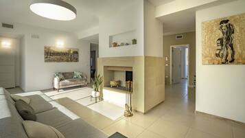 TV de tela plana, lareira