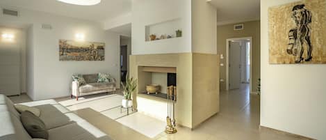 Familienvilla, Mehrere Schlafzimmer (Villa Torricella pool and sunny) | Wohnbereich | Flachbildfernseher, Kamin