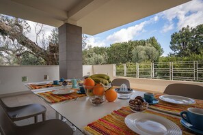 Familie villa, meerdere slaapkamers (Villa Torricella pool and sunny) | Buiten dineren