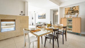 Biệt thự dành cho gia đình, 4 phòng ngủ, ban công (Villa Torricella Pool and Sunny) | Khu ăn uống
