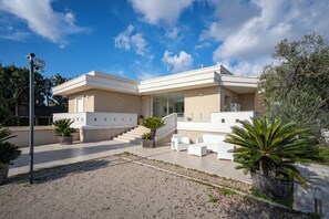 Villa familiar, varias habitaciones (Villa Torricella pool and sunny) | Exterior