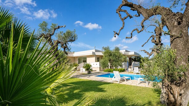 Biệt thự dành cho gia đình, 4 phòng ngủ, ban công (Villa Torricella Pool and Sunny) | Hồ bơi | Hồ bơi ngoài trời phục vụ theo mùa 